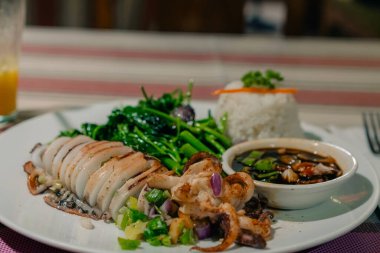 Haşlanmış sebzeyle doldurulmuş mürekkep balığı. Yüksek kalite fotoğraf