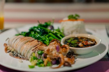 Haşlanmış sebzeyle doldurulmuş mürekkep balığı. Yüksek kalite fotoğraf