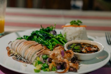 Haşlanmış sebzeyle doldurulmuş mürekkep balığı. Yüksek kalite fotoğraf