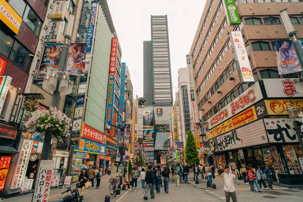 Tokyo, Japonya - 2 Ağustos 2025 Shinjuku Kalabalıklar Merkezi 'nde. Yüksek kalite fotoğraf
