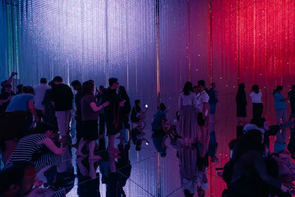 Tokyo, Japonya - 2 Ağustos 2025 Tokyo 'daki Laboratuar Gezegenleri Sanat Müzesi. Yüksek kalite fotoğraf