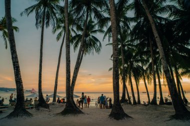 Boracay, Filipinler - 3 Ağustos 2025 Boracay 'daki ünlü Willy' s Rock, gün batımında 1. İstasyon. Yüksek kalite fotoğraf