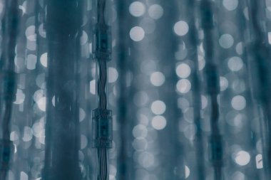 Tokyo, Japonya - Çelenkler, dikey çizgilerden sarkan beyaz parıltıları aydınlatır. Yüksek kalite fotoğraf