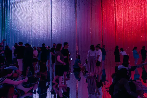 Tokyo, Japonya - 2 Ağustos 2025 Tokyo 'daki Laboratuar Gezegenleri Sanat Müzesi. Yüksek kalite fotoğraf