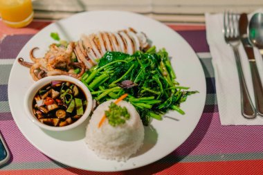 Haşlanmış sebzeyle doldurulmuş mürekkep balığı. Yüksek kalite fotoğraf