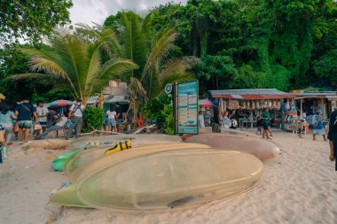 Boracay Adası, Filipinler - 2 Mayıs 2025 Puka Shell plajında turist. Yüksek kalite fotoğraf