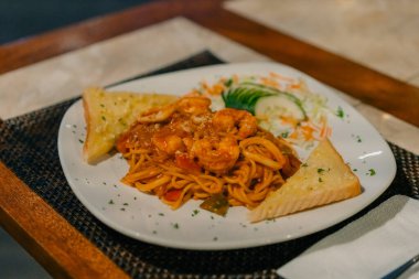 Sarımsaklı ve salatalıklı deniz ürünleri makarnası. Yüksek kalite fotoğraf