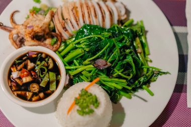 Haşlanmış sebzeyle doldurulmuş mürekkep balığı. Yüksek kalite fotoğraf