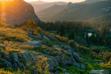 Rusya, Ergaki - 4 Ağustos 2025 Taiga Dağları 'nda gün batımı. Yüksek kalite fotoğraf
