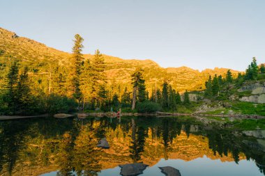 Rusya, Ergaki - 4 Ağustos 2025 Bir dağ gölü. Yüksek kalite fotoğraf