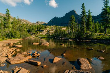 Rusya, Ergaki - 4 Ağustos 2025 Bir dağ gölü. Yüksek kalite fotoğraf