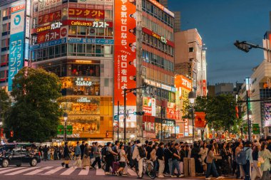 Tokyo, Japonya - 2 Mayıs 2025 Shibuya yaya geçidi ve şehir ışıkları. Yüksek kalite fotoğraf