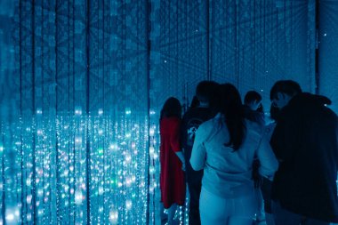 Tokyo, Japonya - 2 Ağustos 2025 Tokyo 'daki Laboratuar Gezegenleri Sanat Müzesi. Yüksek kalite fotoğraf