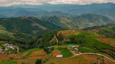 Pulag Dağı yakınlarındaki Filipinler dağ köylerinin hava manzarası. Yüksek kalite fotoğraf