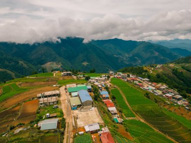 Pulag Dağı yakınlarındaki Filipinler dağ köylerinin hava manzarası. Yüksek kalite fotoğraf