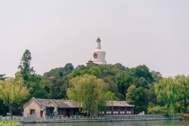 Pekin, Çin - 2 Haziran 2025 Çin geleneksel turizm tekneleri Qianhai Gölü 'nün Pekin kanallarında ShiChaHai bölgesinde. Yüksek kalite fotoğraf
