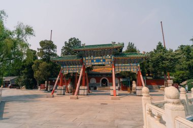 Pekin, Çin - 2 Haziran 2025 Çin geleneksel turizm tekneleri Qianhai Gölü 'nün Pekin kanallarında ShiChaHai bölgesinde. Yüksek kalite fotoğraf