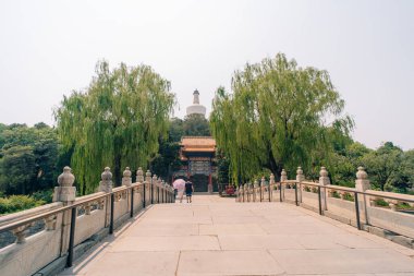 BEIJING - 23 Mayıs 2025 Beyaz pagoda mimari peyzajı Beihai Parkı. Yüksek kalite fotoğraf