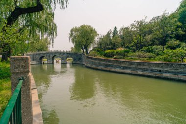 Pekin, Çin - 2 Haziran 2025 Çin geleneksel turizm tekneleri Qianhai Gölü 'nün Pekin kanallarında ShiChaHai bölgesinde. Yüksek kalite fotoğraf