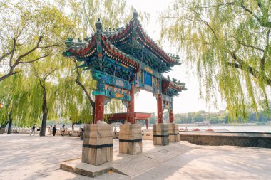 Pekin, Çin - 2 Haziran 2025 Çin geleneksel turizm tekneleri Qianhai Gölü 'nün Pekin kanallarında ShiChaHai bölgesinde. Yüksek kalite fotoğraf