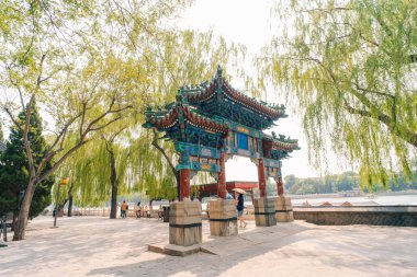 Pekin, Çin - 2 Haziran 2025 Çin geleneksel turizm tekneleri Qianhai Gölü 'nün Pekin kanallarında ShiChaHai bölgesinde. Yüksek kalite fotoğraf