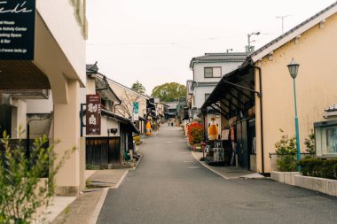 Geleneksel Japon binaları, Uchiko Yokaichi Gokoku, Ehime, Japonya - 10 Ağustos 2025. Yüksek kalite fotoğraf