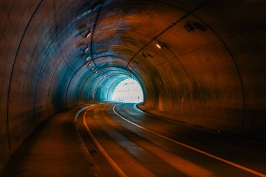 Japonya 'da bir otobanda bir tünelden kalkış. Japonya 'nın yol mimarisi. Yüksek kalite fotoğraf