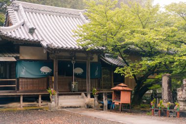 Shikoku, Japonya - 2 Mayıs 2025 Daiko ij Tapınağı No. Shikoku haccında 67 kişi. Yüksek kalite fotoğraf