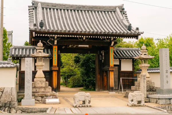 Shikoku, JAPAN - 2 Mayıs 2025 Kichijyoji Tapınağı 63, Shikoku haccında. Yüksek kalite fotoğraf