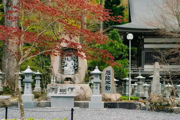 Shikoku, Japonya - 2 Mayıs 2025 Unpen ij Tapınağı No. Shikoku haccında 66 kişi. Yüksek kalite fotoğraf