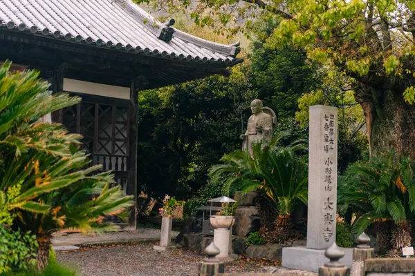 Shikoku, Japonya - 2 Mayıs 2025 Daiko ij Tapınağı No. Shikoku haccında 67 kişi. Yüksek kalite fotoğraf