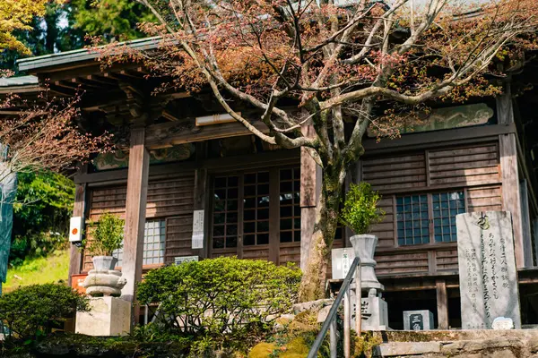 Shikoku, Japonya - 2 Mayıs 2025 Sankaku ij Tapınağı No. Shikoku haccında 65 kişi. Yüksek kalite fotoğraf