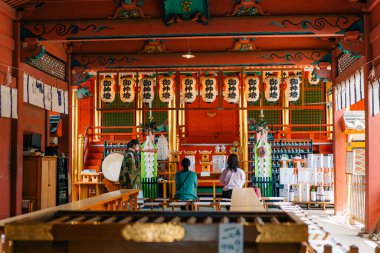 Matsuyama, Japonya - 22 Mayıs 2025 Matsuyama şehrinde bir Shinto türbesi olan Isaniwa Jinja Ana Salonu. Yüksek kalite fotoğraf