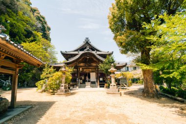 Shikoku, JAPAN - 2 Mayıs 2025 No. 58 Senyuji Tapınağı, Shikoku haccında. Yüksek kalite fotoğraf