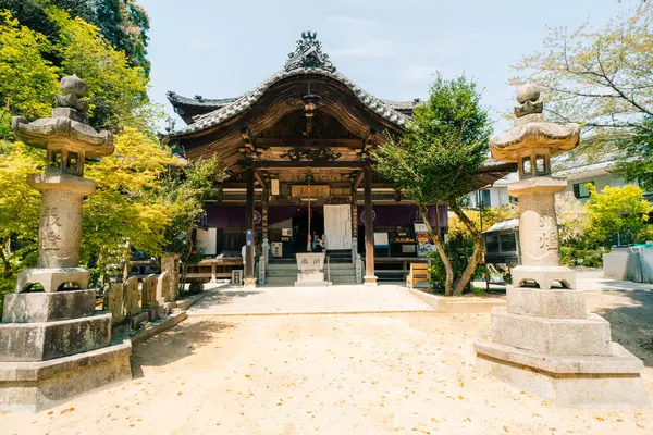 Shikoku, JAPAN - 2 Mayıs 2025 No. 58 Senyuji Tapınağı, Shikoku haccında. Yüksek kalite fotoğraf