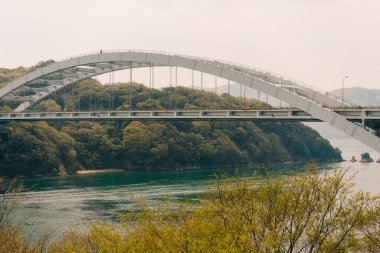 Shikoku, Japonya - 3 Ağustos 2025 Omishima Köprüsü. Yüksek kalite fotoğraf
