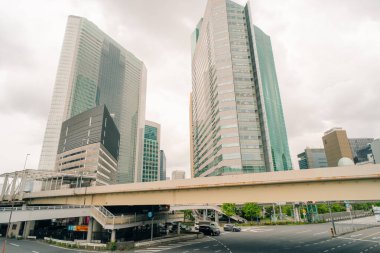 Yoğun Bir Yolun Panoraması ve Tokyo 'daki gökdelenleri çevreleyen 2 Ağustos 2025. Yüksek kalite fotoğraf