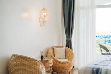 Rahat bir evde Rattan sallanan sandalye. Yüksek kalite fotoğraf