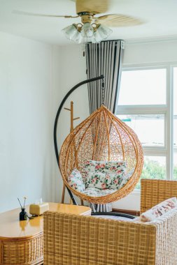 Rahat bir evde Rattan sallanan sandalye. Yüksek kalite fotoğraf