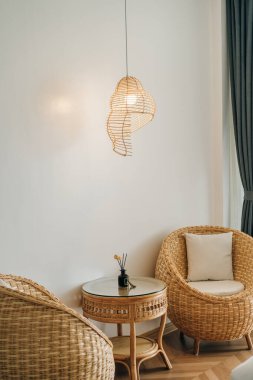 Rahat bir evde Rattan sallanan sandalye. Yüksek kalite fotoğraf