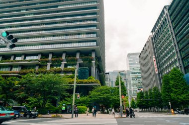 Yoğun Bir Yolun Panoraması ve Tokyo 'daki gökdelenleri çevreleyen 2 Ağustos 2025. Yüksek kalite fotoğraf