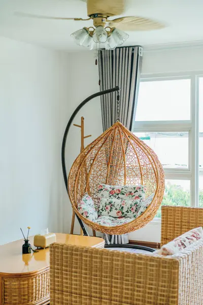 Rahat bir evde Rattan sallanan sandalye. Yüksek kalite fotoğraf