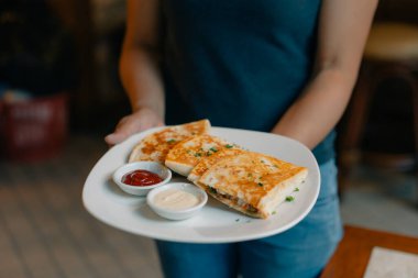 Bir tepside iki porsiyon quesadilla. Yüksek kalite fotoğraf