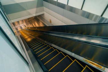 Kyoto, Japonya - 2 Temmuz 2025 simetri yürüyen merdivenleri inip çıkıyor. Yüksek kalite fotoğraf