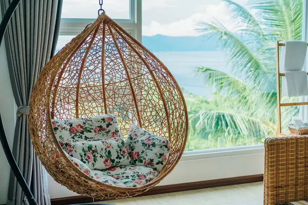 Rahat bir evde Rattan sallanan sandalye. Yüksek kalite fotoğraf