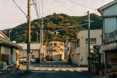 Tosashimizu, Japonya - 10 Ağustos 2025 gün batımında şehir merkezinde. Yüksek kalite fotoğraf