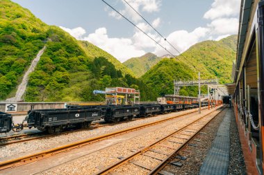 Kurobe Gorge Demiryolu kırmızı köprüsü, Japonya. Yüksek kalite fotoğraf