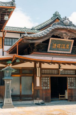 MATSUYAMA, JAPAN - 10 Ağustos 2025 Dogo Onsen Honkan. Yüksek kalite fotoğraf