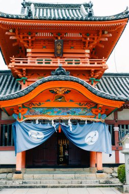 Matsuyama, Japonya - 22 Mayıs 2025 Matsuyama şehrinde bir Shinto türbesi olan Isaniwa Jinja Ana Salonu. Yüksek kalite fotoğraf