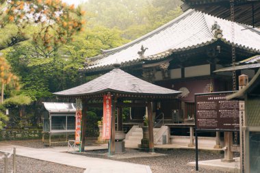 Shikoku, Japonya - 2 Mayıs 2025 Daiko ij Tapınağı No. Shikoku haccında 67 kişi. Yüksek kalite fotoğraf